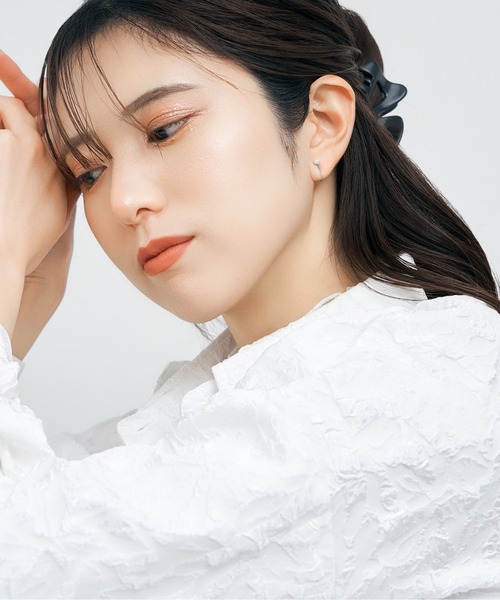 Jewel closet by L&Co.（ジュエルクローゼットバイエルアンドコー）の「K10 ホワイトゴールド シェル/貝 パール イヤリング（イヤリング・レディース・ゴールド系/ゴールド系2/ゴールド系1・FREE）」の5枚目の写真