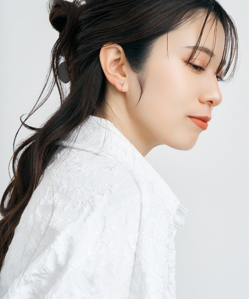 Jewel closet by L&Co.（ジュエルクローゼットバイエルアンドコー）の「K10 ホワイトゴールド シェル/貝 パール イヤリング（イヤリング・レディース・ゴールド系/ゴールド系2/ゴールド系1・FREE）」の6枚目の写真