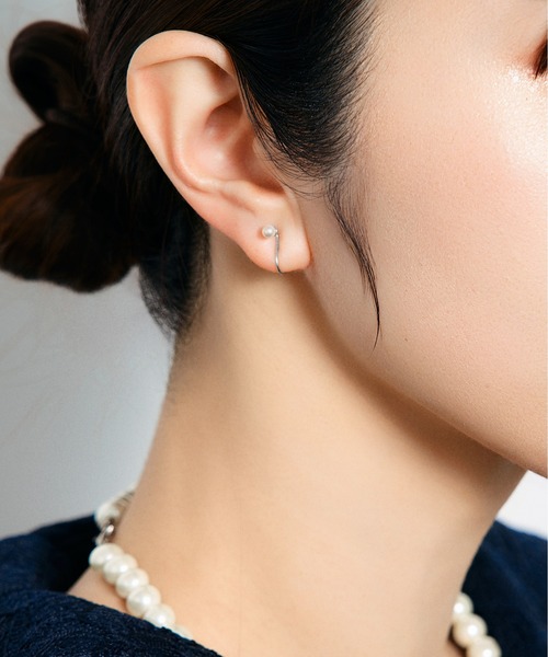 Jewel closet by L&Co.（ジュエルクローゼットバイエルアンドコー）の「K10 ホワイトゴールド シェル/貝 パール イヤリング（イヤリング・レディース・ゴールド系/ゴールド系2/ゴールド系1・FREE）」の7枚目の写真