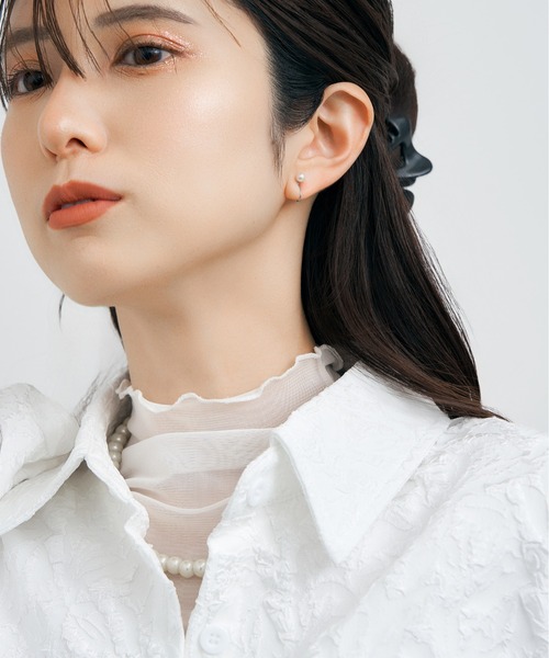 Jewel closet by L&Co.（ジュエルクローゼットバイエルアンドコー）の「K10 ホワイトゴールド シェル/貝 パール イヤリング（イヤリング・レディース・ゴールド系/ゴールド系2/ゴールド系1・FREE）」の10枚目の写真