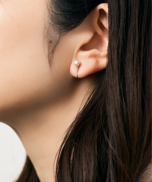 Jewel closet by L&Co.（ジュエルクローゼットバイエルアンドコー）の「K10 ホワイトゴールド シェル/貝 パール イヤリング（イヤリング・レディース・ゴールド系/ゴールド系2/ゴールド系1・FREE）」の11枚目の写真