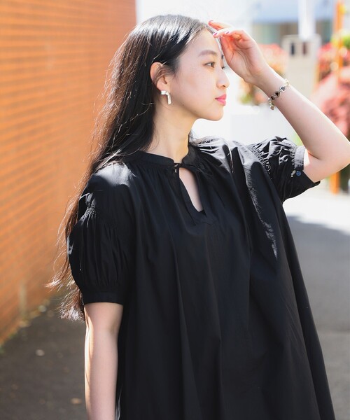 Ray BEAMS（レイビームス）の「スリットネック ボリューム ワンピース（ワンピース・レディース・ブルー/ブラック/ケリーグリーン・ONE SIZE）」の8枚目の写真