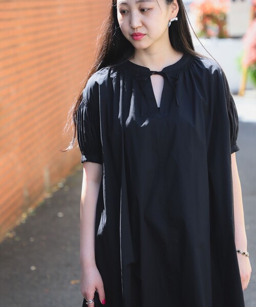 Ray BEAMS（レイビームス）の「スリットネック ボリューム ワンピース（ワンピース・レディース・ブルー/ブラック/ケリーグリーン・ONE SIZE）」の10枚目の写真