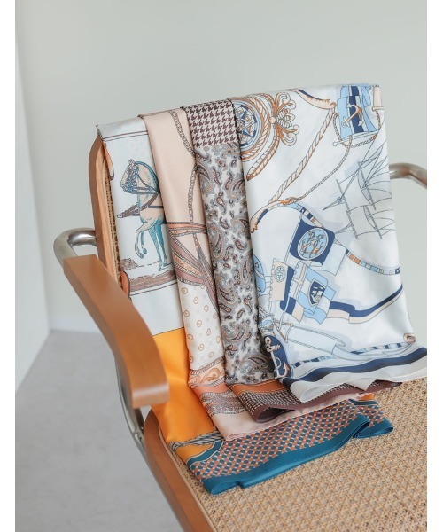 Re:EDIT（リエディ）の「選べる大判スカーフ柄アソート（ストール/ショール・レディース・ブラウン/オレンジ/ベージュ/グレー・FREE）」の11枚目の写真