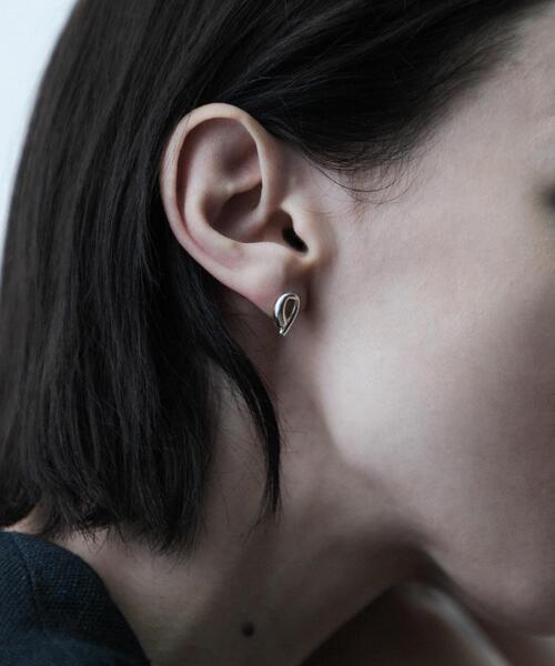SMELLY(スメリー)の「SMELLY so’ asymmetric solid pierce(ピアス(両耳用)・レディース・シルバー・-)」の2枚目の写真