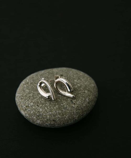 SMELLY(スメリー)の「SMELLY so’ asymmetric solid pierce(ピアス(両耳用)・レディース・シルバー・-)」の7枚目の写真