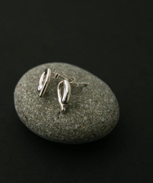 SMELLY(スメリー)の「SMELLY so’ asymmetric solid pierce(ピアス(両耳用)・レディース・シルバー・-)」の8枚目の写真
