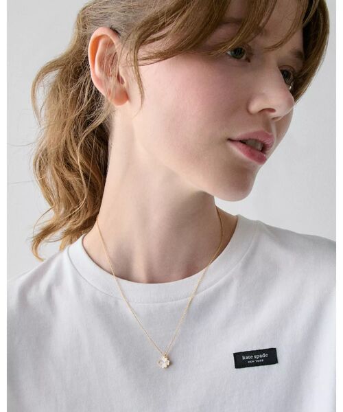 kate spade new york（ケイトスペード ニューヨーク）の「スペード フラワー ミニ ペンダント（ネックレス・レディース・ホワイト・ONESIZE）」の2枚目の写真