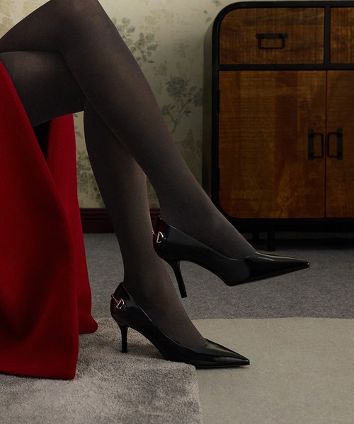 CHARLES & KEITH(チャールズ & キース)の「Erinna エリンナ メタリックアクセントポインテッドトゥパンプス(パンプス・レディース・バーガンディー/ブラック系その他7・22cm/22.5cm/23cm/23.5cm/24.5cm/25cm/25.5cm)」の2枚目の写真