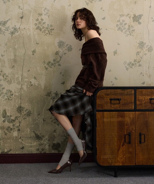CHARLES & KEITH(チャールズ & キース)の「Erinna エリンナ メタリックアクセントポインテッドトゥパンプス(パンプス・レディース・バーガンディー/ブラック系その他7・22cm/22.5cm/23cm/23.5cm/24.5cm/25cm/25.5cm)」の4枚目の写真
