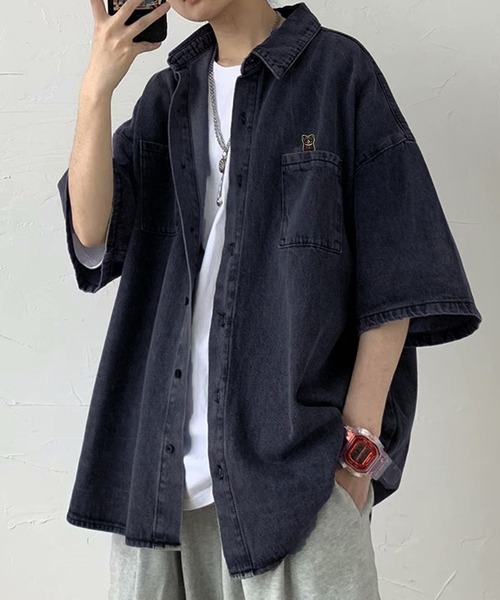 THE HITSS（ヒッツ）の「ワンポイント オーバーサイズ デニムシャツ 半袖（シャツ/ブラウス・メンズ・ブラック/ブルー・FREE）」の2枚目の写真