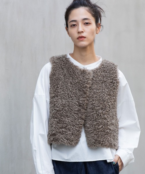 Munich（ミューニック）の「カーリーフェイクファー×シープボアリバーシブルジレ（その他アウター・レディース・カーキ/ライトベージュ/ブラック・FREE）」の4枚目の写真