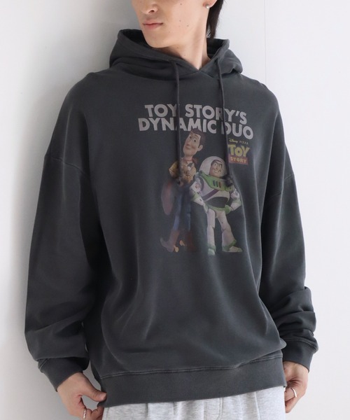 Disney(ディズニー)の「【Disneycollection/ディズニーコレクション】ヴィンテージピグメント加工アソートデザイン 裏毛 プルオーバーパーカー(パーカー・メンズ・ブラック系2/ブラック系3/ブラック系1/ブラック系その他2/ブラック系9/ブラック系8/ブラック系6/ブラック系/ブラック系その他/ブラック系4/ブラック系その他3/ブラック系5/ブラック系7・L/M/XL)」の4枚目の写真