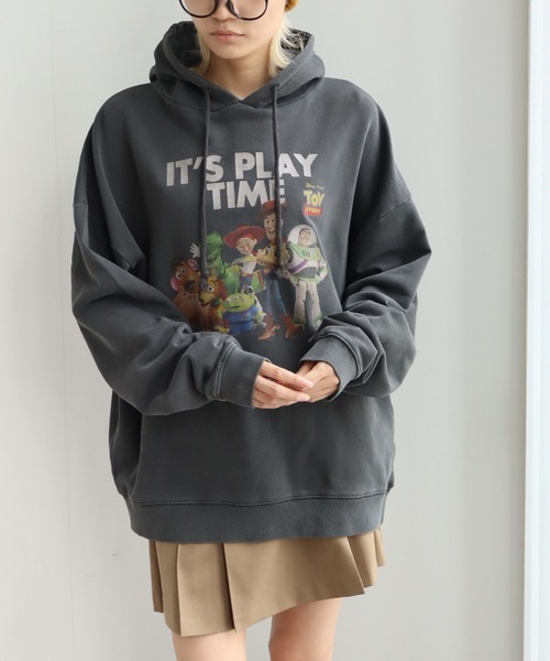 Disney(ディズニー)の「【Disneycollection/ディズニーコレクション】ヴィンテージピグメント加工アソートデザイン 裏毛 プルオーバーパーカー(パーカー・メンズ・ブラック系2/ブラック系3/ブラック系1/ブラック系その他2/ブラック系9/ブラック系8/ブラック系6/ブラック系/ブラック系その他/ブラック系4/ブラック系その他3/ブラック系5/ブラック系7・L/M/XL)」の1枚目の写真