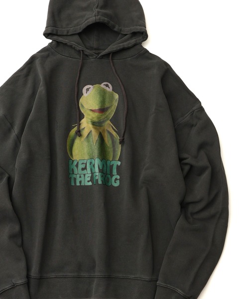 Disney(ディズニー)の「【Disneycollection/ディズニーコレクション】ヴィンテージピグメント加工アソートデザイン 裏毛 プルオーバーパーカー(パーカー・メンズ・ブラック系2/ブラック系3/ブラック系1/ブラック系その他2/ブラック系9/ブラック系8/ブラック系6/ブラック系/ブラック系その他/ブラック系4/ブラック系その他3/ブラック系5/ブラック系7・L/M/XL)」の3枚目の写真