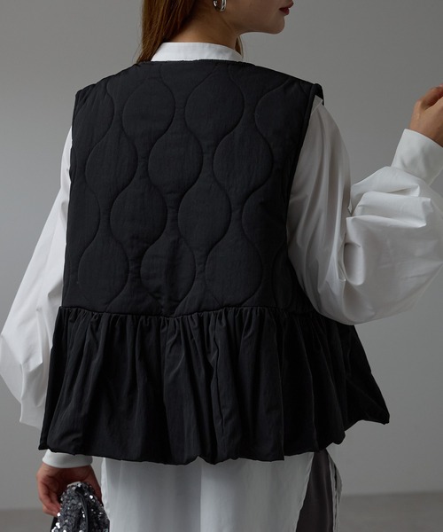 r.（アールドット）の「キルティング　ペプラムベスト（ダウンベスト・レディース・モカ/キナリ/ブラック・FREE）」の5枚目の写真