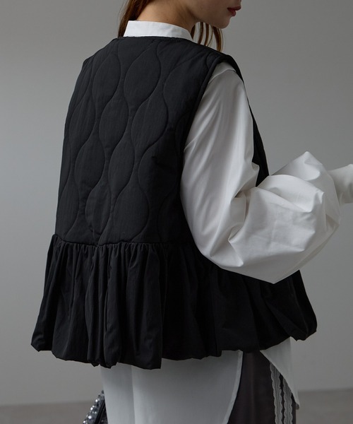 r.（アールドット）の「キルティング　ペプラムベスト（ダウンベスト・レディース・モカ/キナリ/ブラック・FREE）」の8枚目の写真
