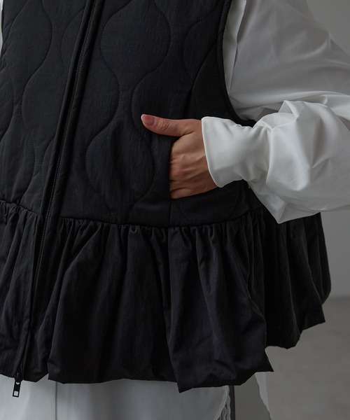 r.（アールドット）の「キルティング　ペプラムベスト（ダウンベスト・レディース・モカ/キナリ/ブラック・FREE）」の4枚目の写真