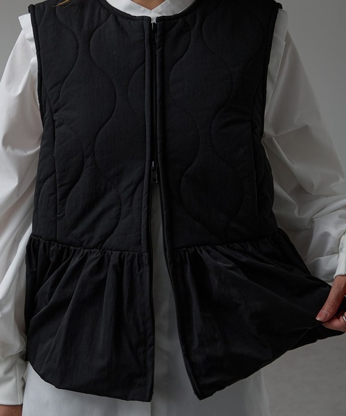 r.（アールドット）の「キルティング　ペプラムベスト（ダウンベスト・レディース・モカ/キナリ/ブラック・FREE）」の7枚目の写真