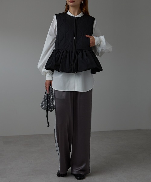 r.（アールドット）の「キルティング　ペプラムベスト（ダウンベスト・レディース・モカ/キナリ/ブラック・FREE）」の6枚目の写真