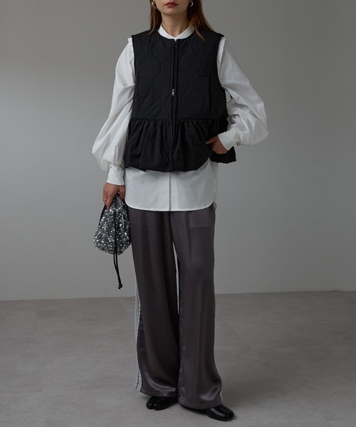 r.（アールドット）の「キルティング　ペプラムベスト（ダウンベスト・レディース・モカ/キナリ/ブラック・FREE）」の9枚目の写真