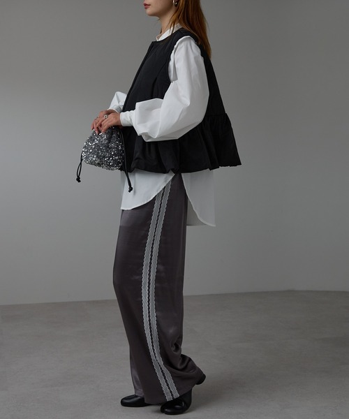 r.（アールドット）の「キルティング　ペプラムベスト（ダウンベスト・レディース・モカ/キナリ/ブラック・FREE）」の12枚目の写真