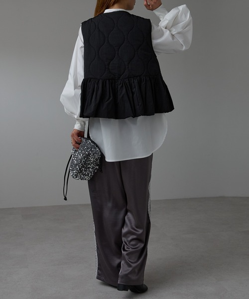 r.（アールドット）の「キルティング　ペプラムベスト（ダウンベスト・レディース・モカ/キナリ/ブラック・FREE）」の13枚目の写真