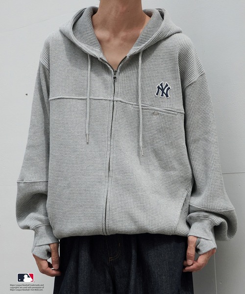 Perushu（ペルーシュ）の「Perushu × MLB コラボ切り替えデザインサーマルジップフーディ（パーカー・メンズ・ブラック/ブラウン/ライトグレー/ネイビー・MEDIUM/LARGE/SMALL）」の18枚目の写真