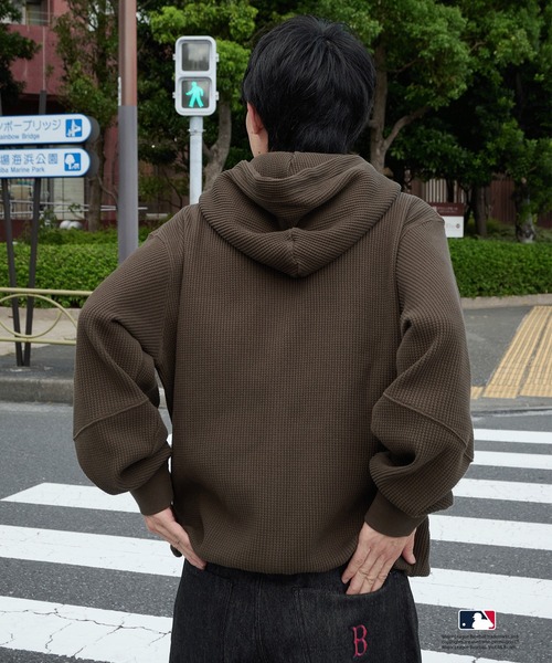 Perushu × MLB コラボ切り替えデザインサーマルジップフーディ