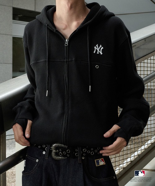 Perushu（ペルーシュ）の「Perushu × MLB コラボ切り替えデザインサーマルジップフーディ（パーカー・メンズ・ブラック/ブラウン/ライトグレー/ネイビー・MEDIUM/LARGE/SMALL）」の8枚目の写真