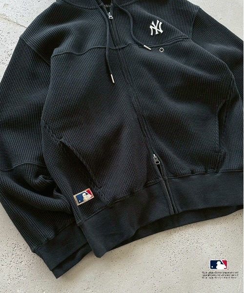 Perushu × MLB コラボ切り替えデザインサーマルジップフーディ