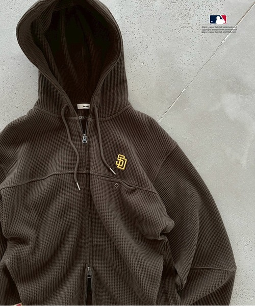 Perushu × MLB コラボ切り替えデザインサーマルジップフーディ