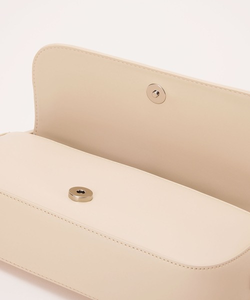 EFOLE（エフォル）の「【ZOZO限定】Flap wide shoulder/フラップワイドショルダー（ショルダーバッグ・レディース・ブラック/オフホワイト・FREE）」の6枚目の写真
