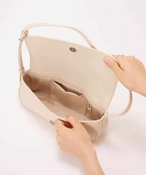 EFOLE（エフォル）の「【ZOZO限定】Flap wide shoulder/フラップワイドショルダー（ショルダーバッグ・レディース・ブラック/オフホワイト・FREE）」の10枚目の写真