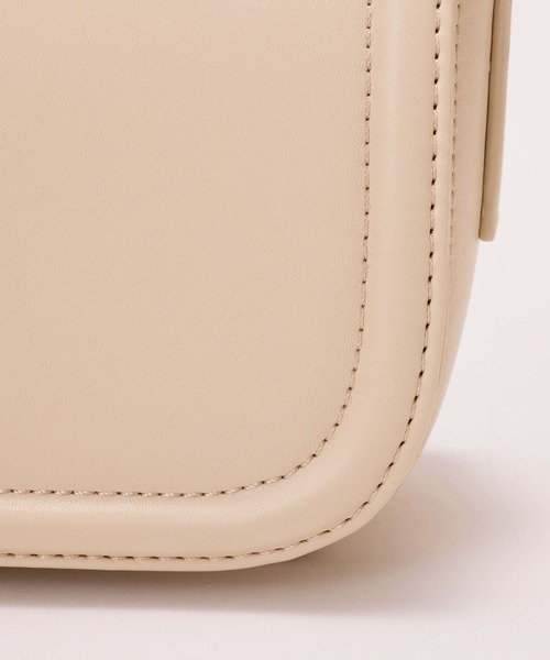 EFOLE（エフォル）の「【ZOZO限定】Flap wide shoulder/フラップワイドショルダー（ショルダーバッグ・レディース・ブラック/オフホワイト・FREE）」の8枚目の写真