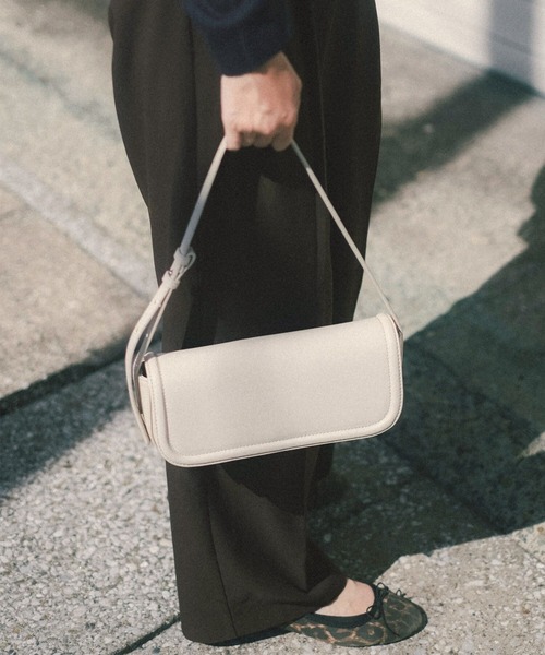 EFOLE（エフォル）の「【ZOZO限定】Flap wide shoulder/フラップワイドショルダー（ショルダーバッグ・レディース・ブラック/オフホワイト・FREE）」の15枚目の写真