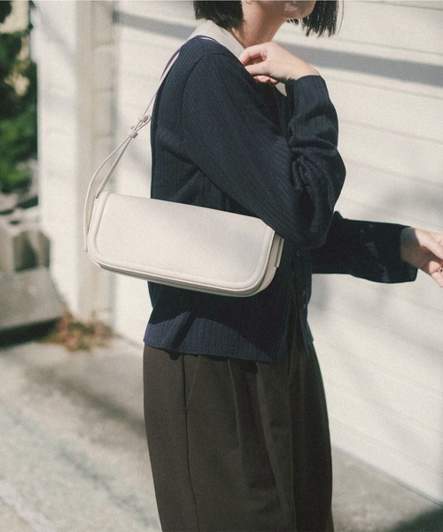 EFOLE（エフォル）の「【ZOZO限定】Flap wide shoulder/フラップワイドショルダー（ショルダーバッグ・レディース・ブラック/オフホワイト・FREE）」の16枚目の写真