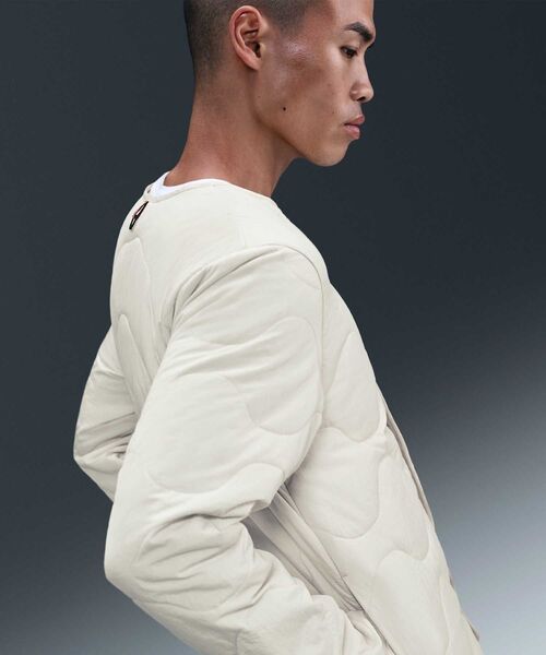 NIKE（ナイキ）の「ナイキ スポーツウェア メンズ パデッド ジャケット / Nike Sportswear Men's Padded Jacket IM9354-229 Light Khaki（ノーカラージャケット・メンズ・ブラウン系その他2・M/L/XL/2XL/S）」の14枚目の写真