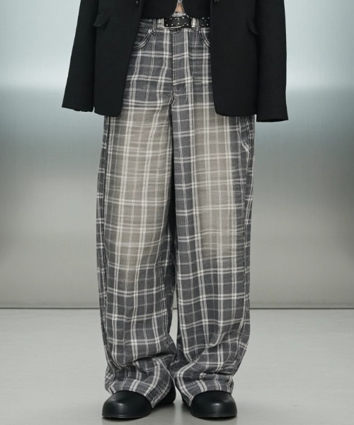 .KOM(ドットコム)の「A'GEM/9 × .kom 『.KOM/ドットケーオーエム』Check Fade Wide Denim/チェックフェードワイドデニム(デニムパンツ・レディース・ブラック・S/M)」の2枚目の写真