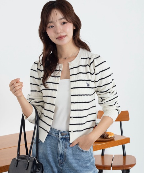 U.S. POLO ASSN.（ユーエスポロアッスン）の「∴WEGO/【26年春新作】U.S. POLO ASSN.別注 ケーブルニットカーディガン（カーディガン/ボレロ・レディース・グレー/アイボリー/ネイビー/ワイン/ホワイト系その他5/ライトピンク/ライトイエロー・FREE）」の3枚目の写真