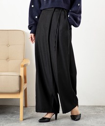 【美脚見えラップデザイン】体型カバーも叶う大人のワイドパンツ落ち感のある上品な素材と、動くたび揺れるシルエットがモードな雰囲気をプラス。サイドリボンとタック入りの立体感で腰回りをすっきり見せ、大人カジュアルからオフィスまで幅広く活躍。