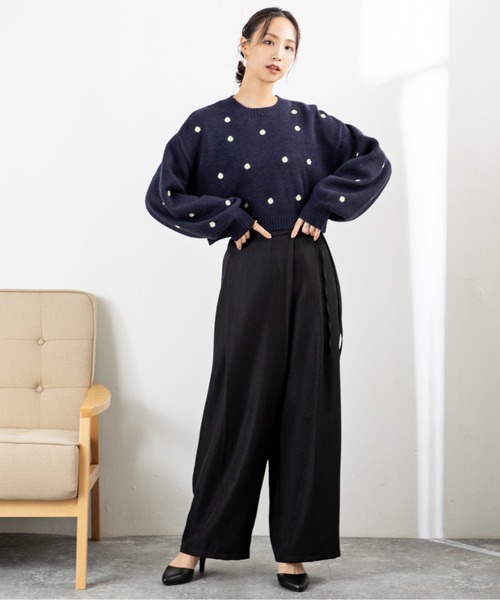 MILLION CARATS(ミリオンカラッツ)の「【美脚見えラップデザイン】体型カバーも叶う大人のワイドパンツ落ち感のある上品な素材と、動くたび揺れるシルエットがモードな雰囲気をプラス。サイドリボンとタック入りの立体感で腰回りをすっきり見せ、大人カジュアルからオフィスまで幅広く活躍。(その他パンツ・レディース・ブラック/グレー/ブラウン・FREE)」の7枚目の写真
