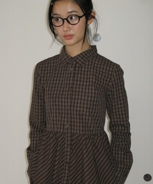 RONRON（ロンロン）の「RUFFLE CHECK SHIRT BROWN（シャツ/ブラウス・レディース・その他・FREE）」の2枚目の写真