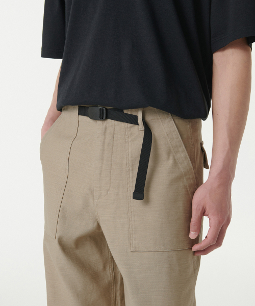 MUSINSA STANDARD(ムシンサスタンダード)の「ベージュサテンワイドベルト付きパーティグパンツ(その他パンツ・メンズ・その他・26/27/28/29/30/31/32/33/34/36/38/42)」の4枚目の写真