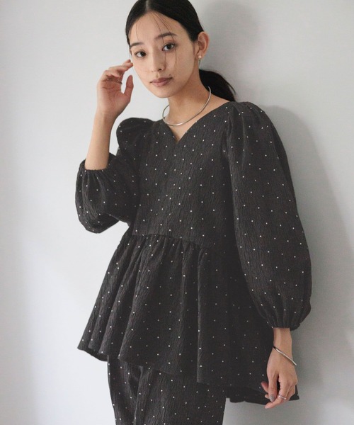 LOWRYS FARM(ローリーズファーム)の「daymeジャガードブラウス 628649(シャツ/ブラウス・レディース・ブラック/ネイビー・MEDIUM/LARGE)」の2枚目の写真