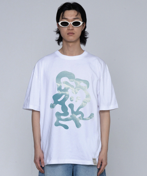GRAVER（グレーバー）の「[ユニセックス]グラフィティ雲ロゴ半袖Tシャツ_ホワイト（Tシャツ/カットソー・レディース・ホワイト・SMALL/MEDIUM/LARGE/X-LARGE）」の4枚目の写真