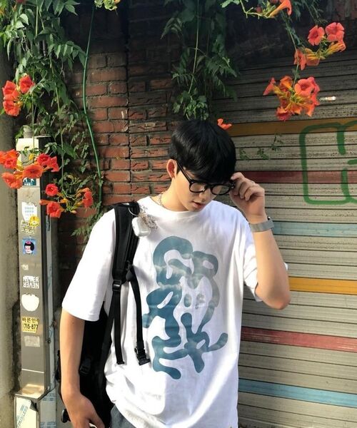 GRAVER（グレーバー）の「[ユニセックス]グラフィティ雲ロゴ半袖Tシャツ_ホワイト（Tシャツ/カットソー・レディース・ホワイト・SMALL/MEDIUM/LARGE/X-LARGE）」の3枚目の写真