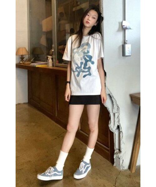 GRAVER（グレーバー）の「[ユニセックス]グラフィティ雲ロゴ半袖Tシャツ_ホワイト（Tシャツ/カットソー・レディース・ホワイト・SMALL/MEDIUM/LARGE/X-LARGE）」の5枚目の写真