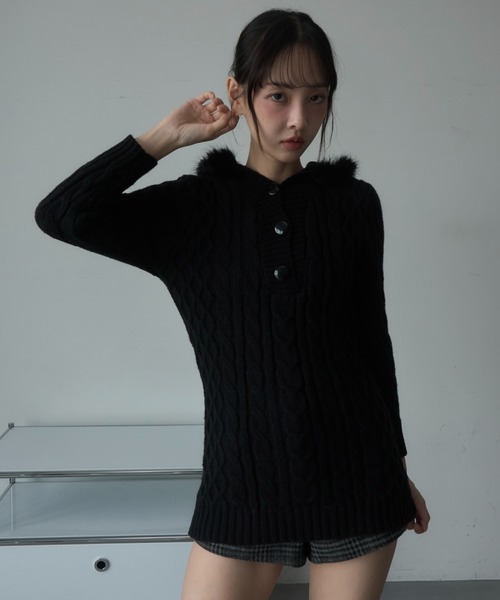 Nadana(ナダナ)の「ファーフードケーブルニットミニワンピース(ワンピース・レディース・オフホワイト/ブラック・FREE)」の2枚目の写真