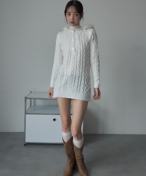Nadana(ナダナ)の「ファーフードケーブルニットミニワンピース(ワンピース・レディース・オフホワイト/ブラック・FREE)」の7枚目の写真